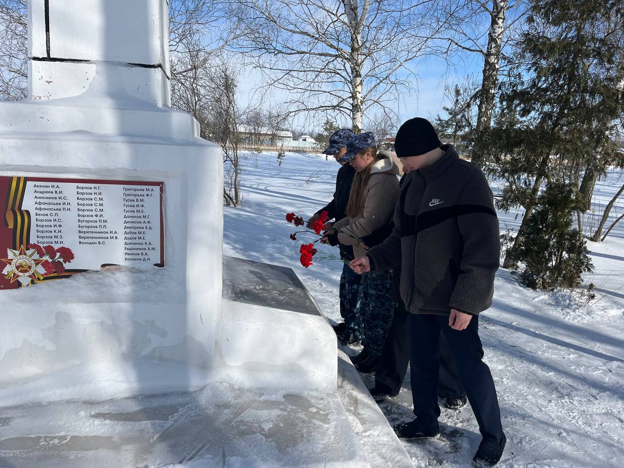 Активисты ТСМ «Орлята», произвели очистку от снега мемориала односельчанам, погибшим в годы Великой Отечественной войны.
